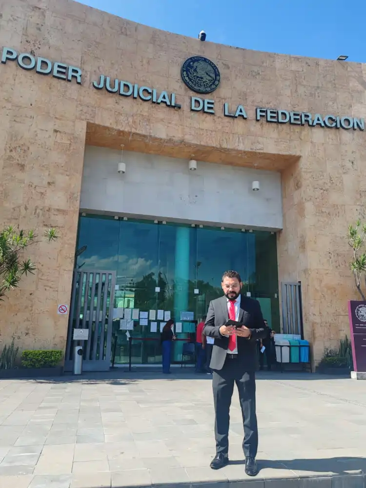 Ocampo Velardes – Licenciado en despacho jurídico